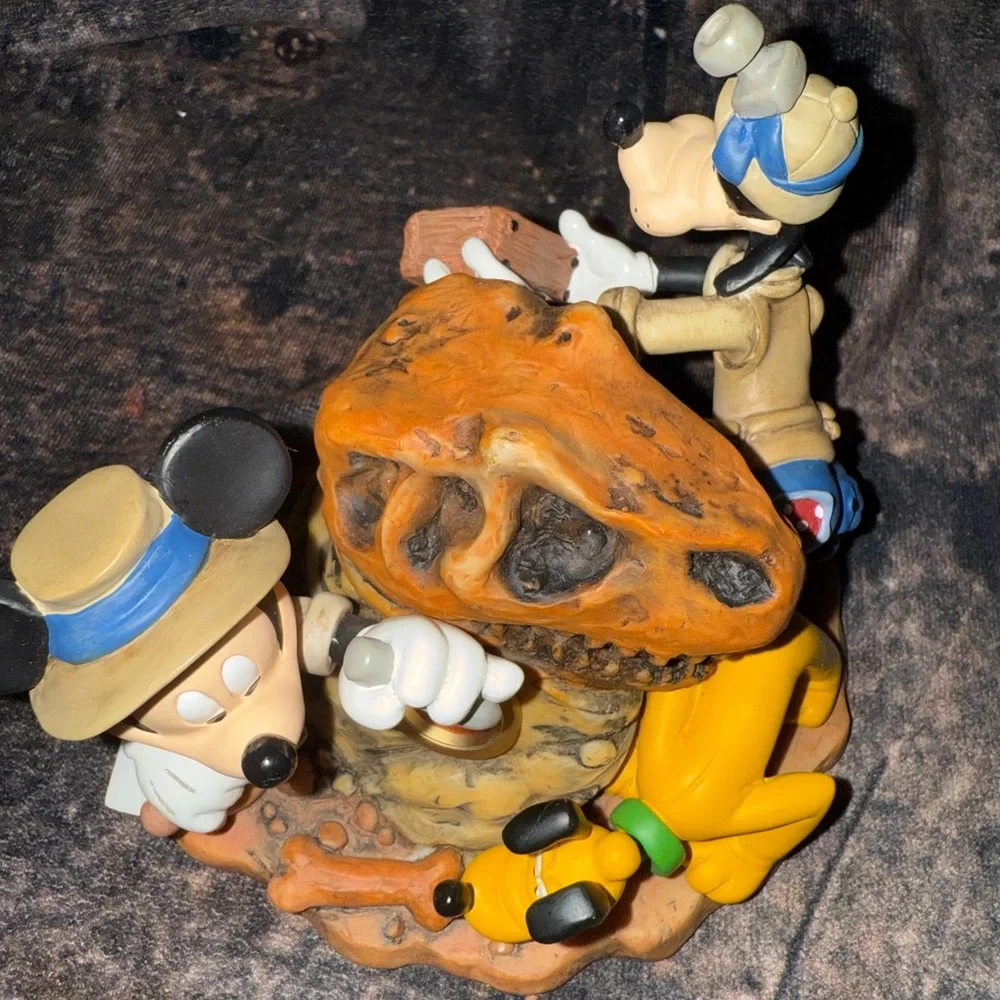 Disney’s Animal Kingdom “Big Dig in the Boneyard” figurine clock